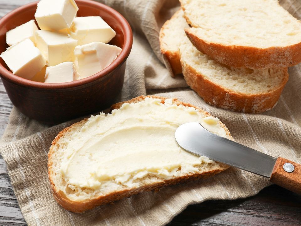 Он есть на бутербродах: какой продукт спасет от похмелья 1 января