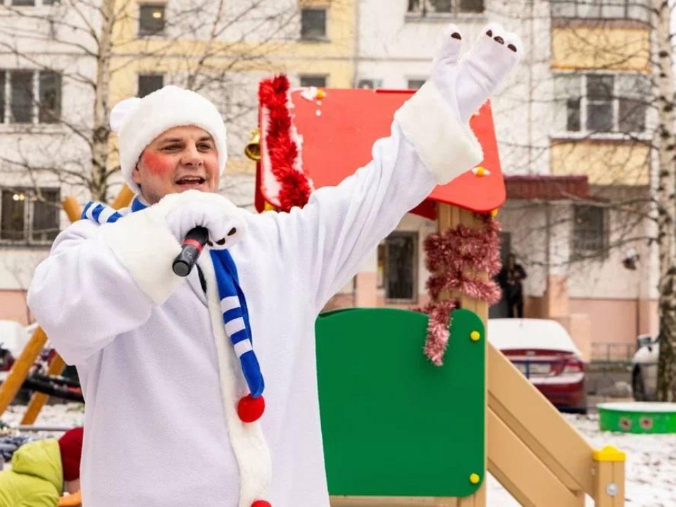 Праздник со сладостями: как прошло открытие новой детской площадки на улице Чехова в Лобне