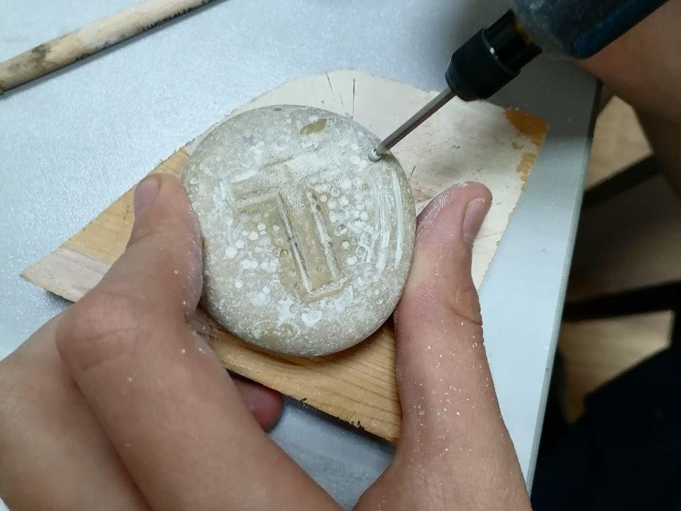 Камни вместо холста: в Мытищах дети осваивают гравировку на творческих занятиях