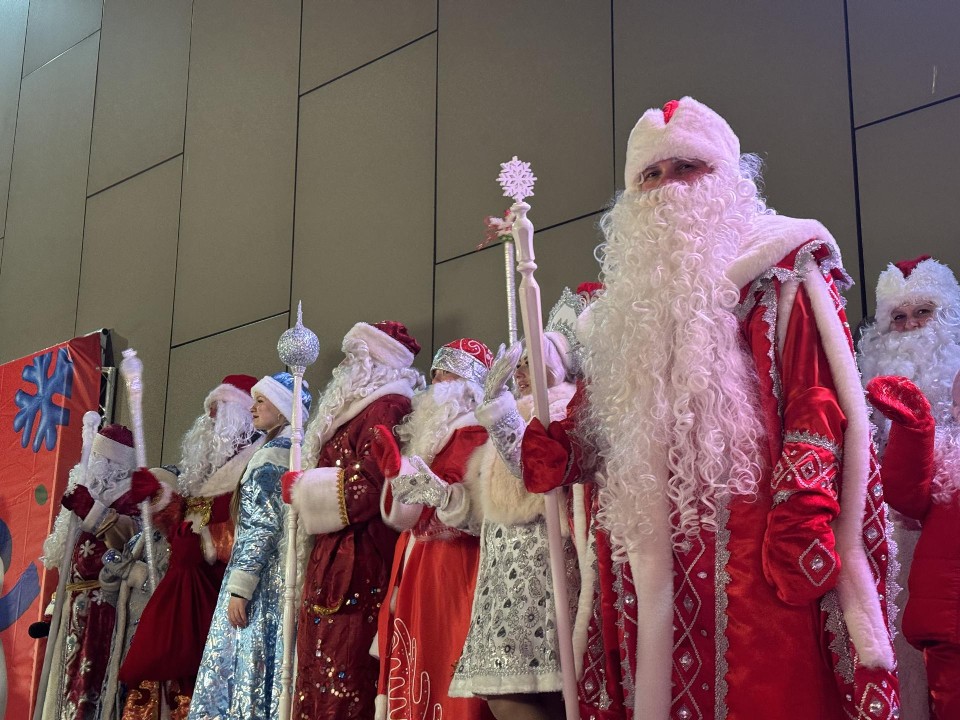 В Видном десятки Дедов Морозов и Снегурочек зажгли огни на елке