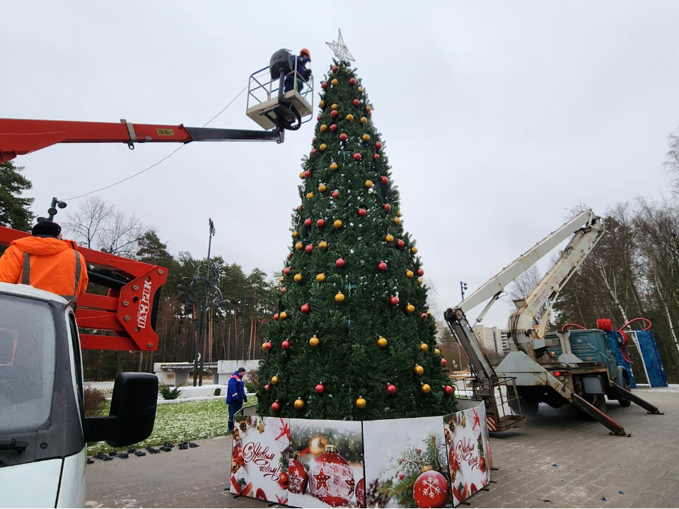 Пушистая ель и яркие гирлянды оживают вечером: на площади у спорткомплекса «Старт» завершают праздничное оформление