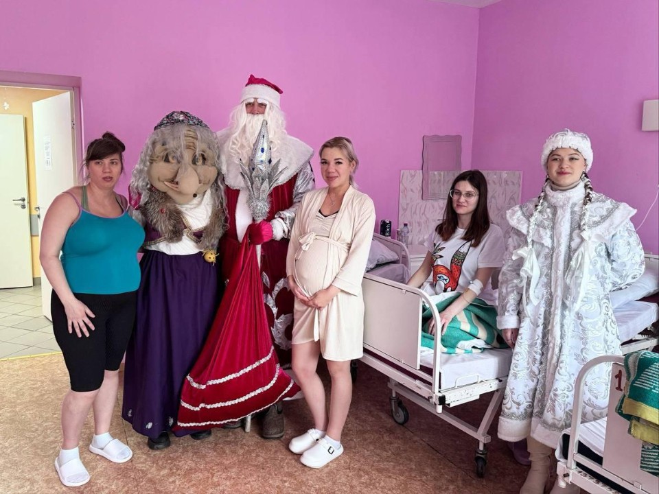 Дед Мороз и Снегурочка: как поздравили в Подольском роддоме будущих мам
