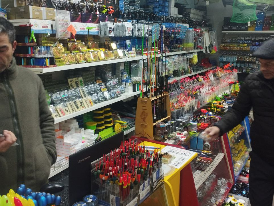 Не только за червячком: каширские спасатели «забрасывают удочки» профилактики в рыболовных магазинах