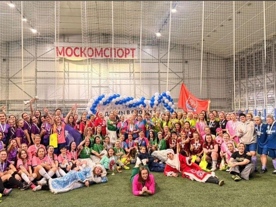 Напинали на серебро: женская команда по футболу из Химок стала призером «Кубка Деда Мороза»