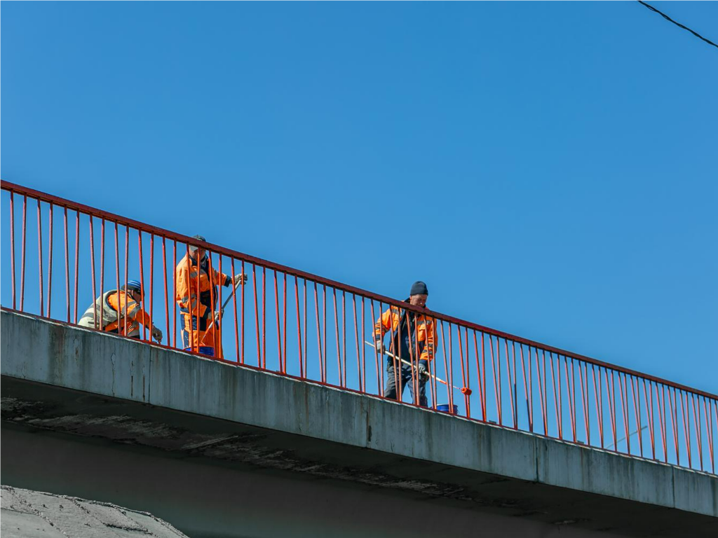 К барьеру: где в Подмосковье ограждением разделили потоки на трассах и на каких улицах улучшена защита пешеходов