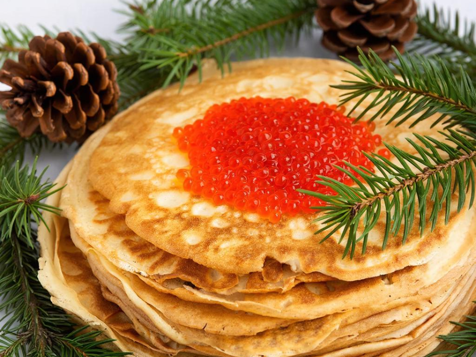 Готовить просто, выглядит роскошно: блинный торт на новогодний стол с красной икрой — вау-эффект гарантирован