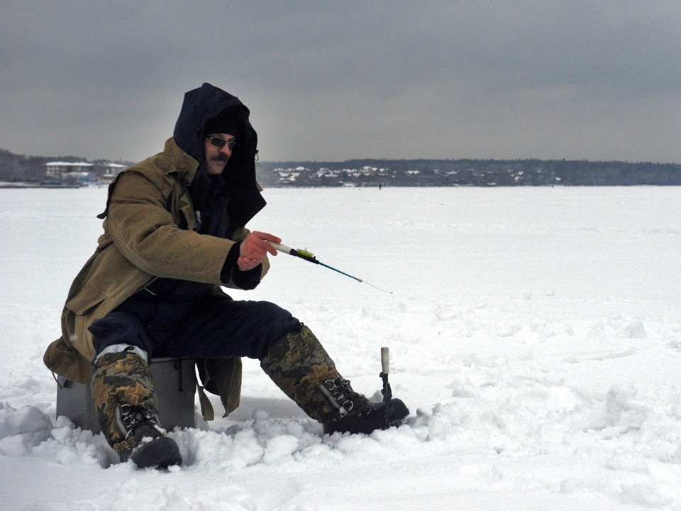 Лед тонкий, но решимость стальная: рыбаки рискуя жизнью ловят рыбу на едва замерзшем пруду в Серпухове