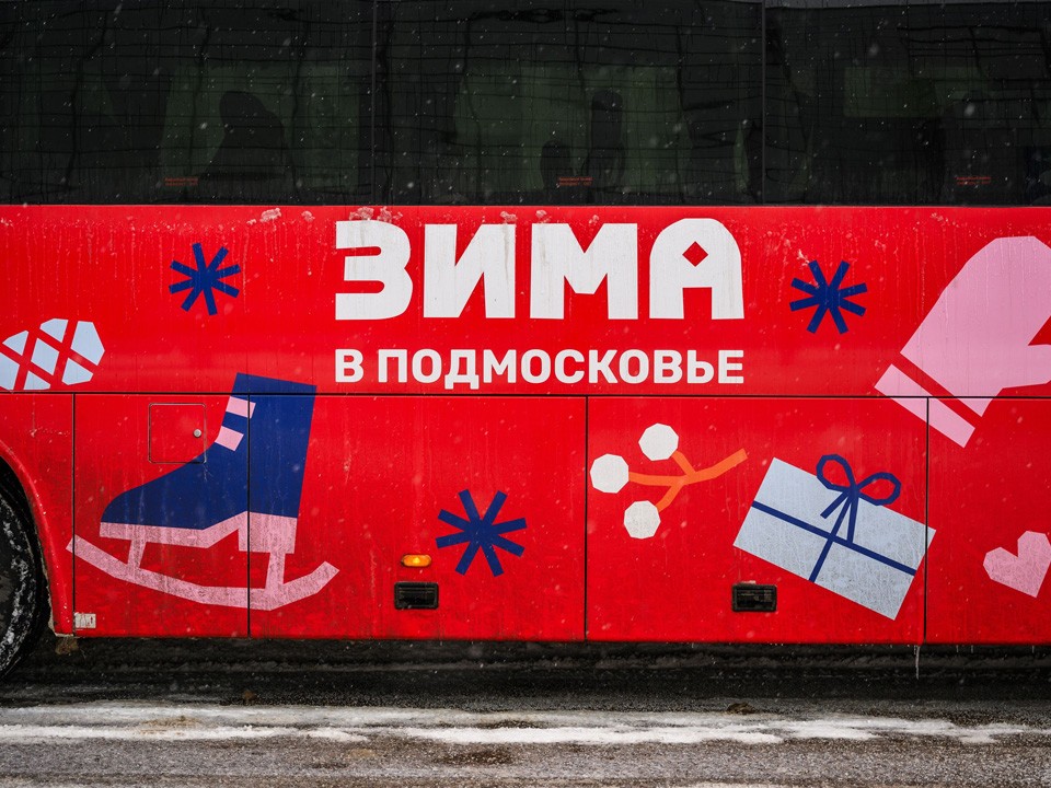 Три новогодних автобуса теперь создают настроение на улицах города
