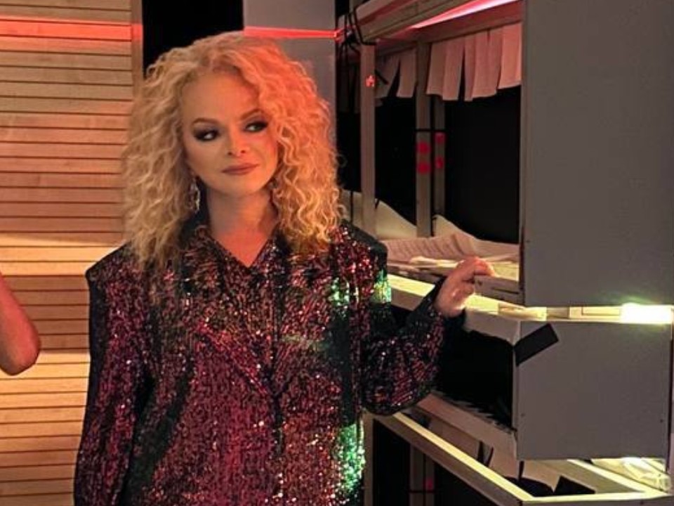 Дочь и внучка Ларисы Долиной оказались втянуты в громкий спор за квартиру в Хамовниках