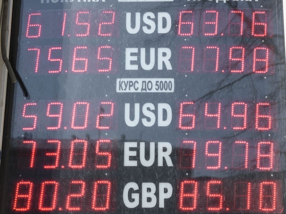 Скупайте валюту: аналитик рассказал, кому стоит вложиться в доллар и евро