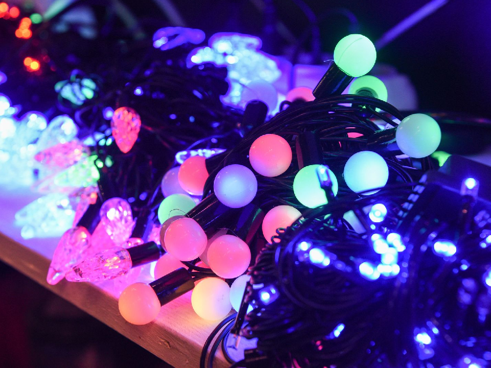 Раз, два, три — елочка, гори! Как выбрать безопасную гирлянду и не сжечь квартиру