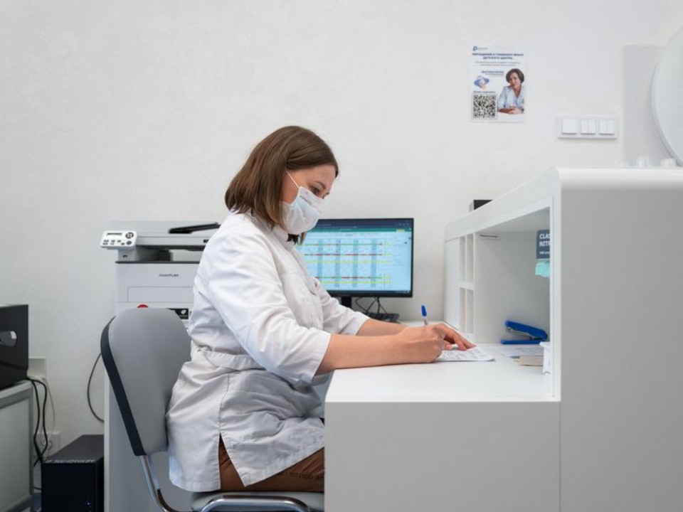 Учитель вместо врача: зачем медработников хотят вернуть в школы и детские сады