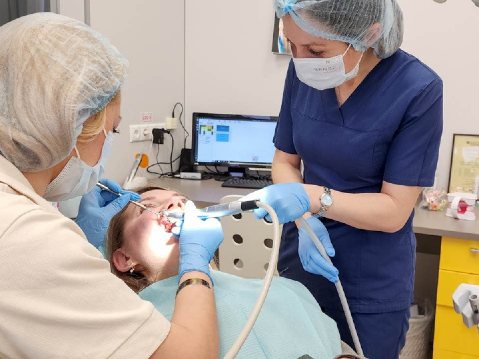 Кортизол против улыбки: чем опасен гормон стресса для зубов