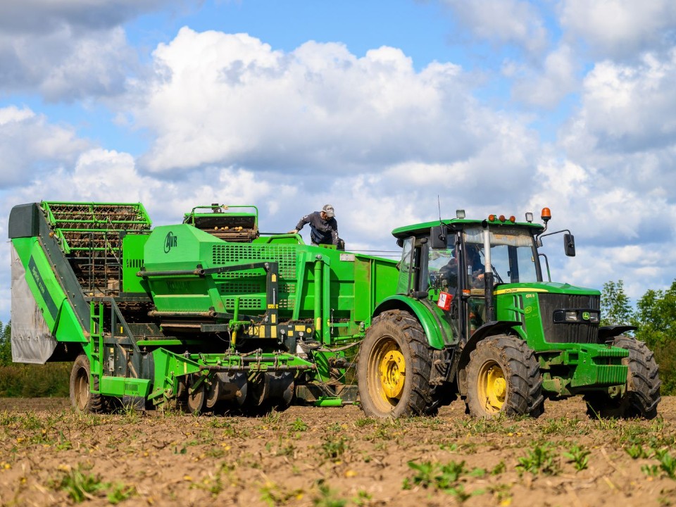 Трактор в «Госуслугах»: жители Подмосковья подали 30 тыс. заявлений на регистрацию техники