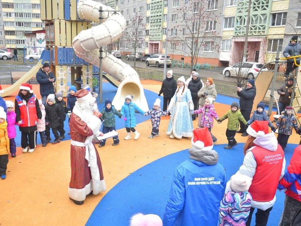 Сказочные герои спасли Новый год во дворе в Шатуре