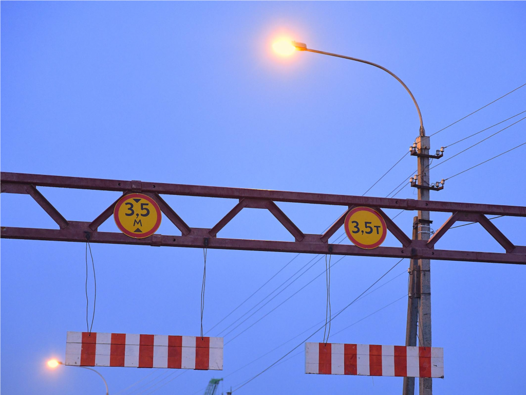 Техника бессильна: у Рогачевского моста поставили дежурного, чтобы разворачивать фуры