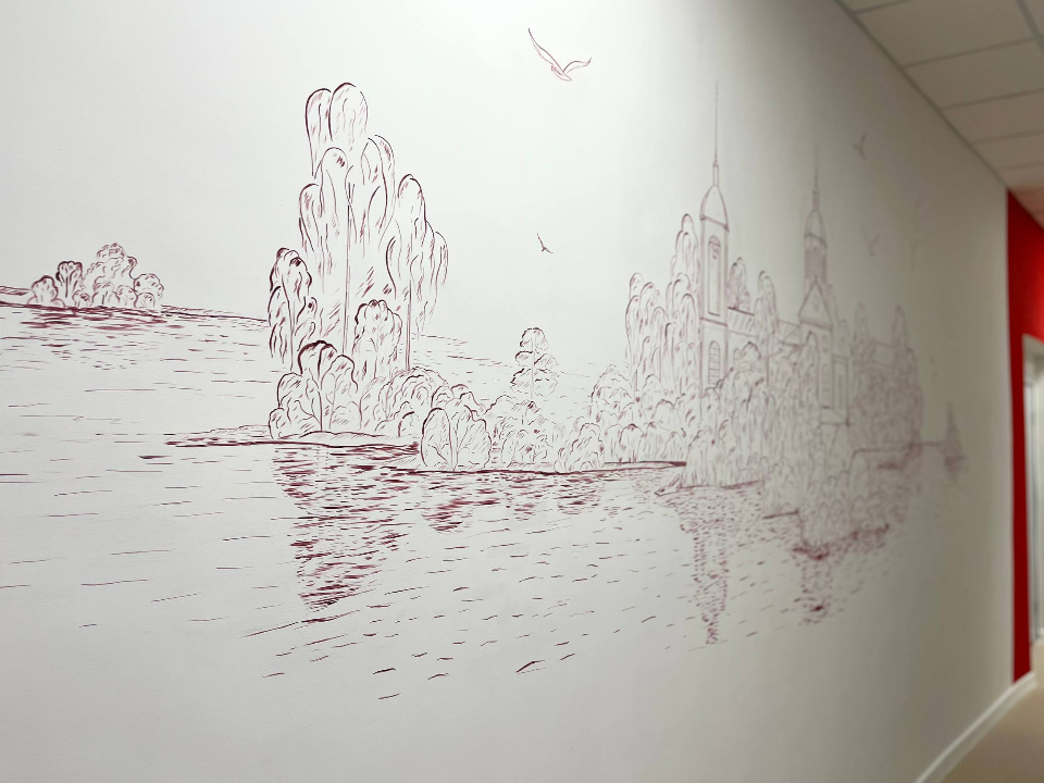 Специалисты завершают роспись стен в здании для школы мозаики в Лобне