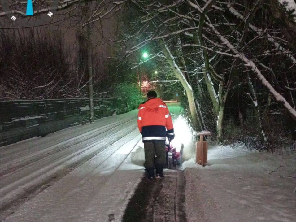 Дорожные службы Красногорска убирают улицы и тротуары после ночного снегопада