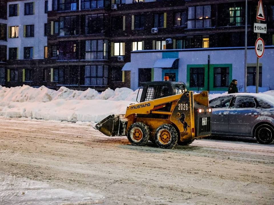 Уборка в усиленном режиме: борьба со снегом и гололедом идет с раннего утра