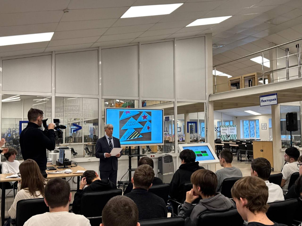 Акция в честь Года Защитника Отечества прошла в Реутове: молодежь подготовила письма для раненых военнослужащих