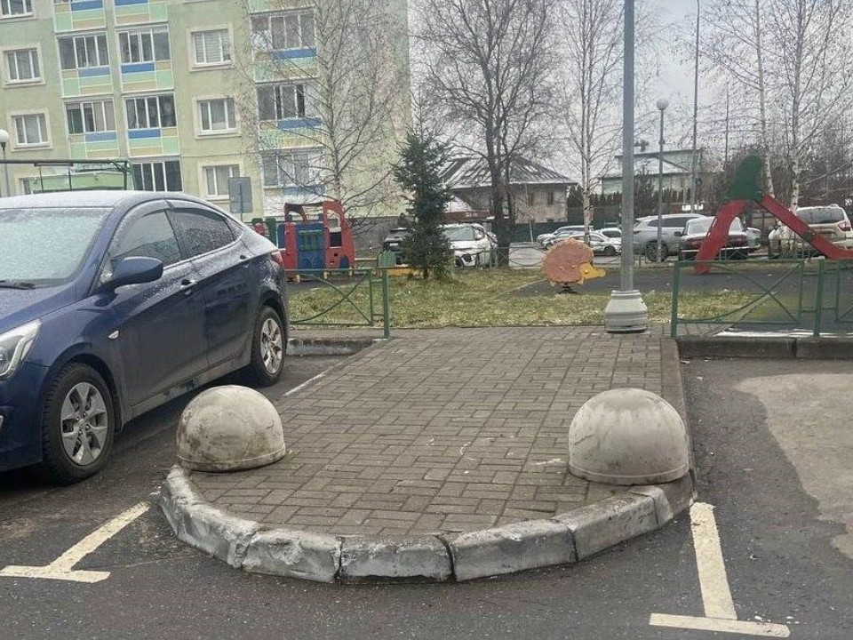 Бетонные полусферы встали на страже безопасности во дворах Истры, Дедовска и Черной