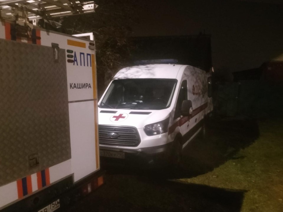 Когда «скорая» зовет на помощь: как пожарные стали «носильщиками» для 75‑летней пациентки