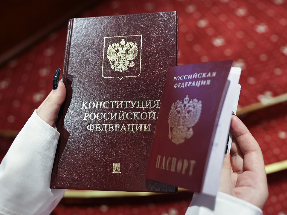 «Хочу стать генетиком»: губернатор вручил первый паспорт отличнице из Рузы