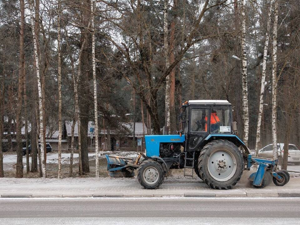 «Желтый» уровень опасности: в Дубне усилили обработку дорог из-за ледяного дождя