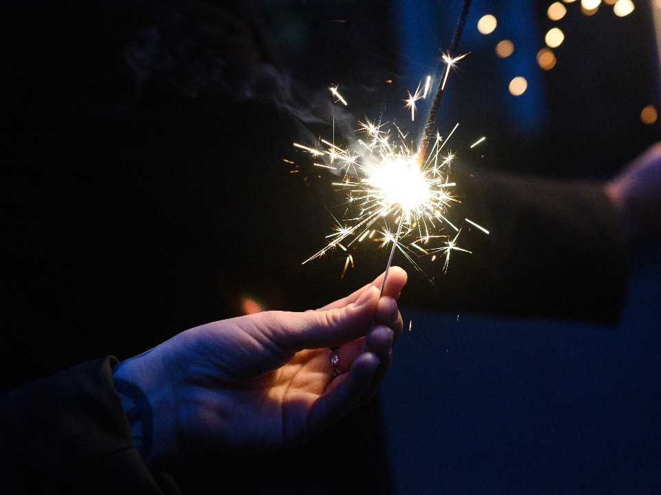 Бенгальские огни на праздники: что нельзя делать, чтобы не обжечься и не спалить дом