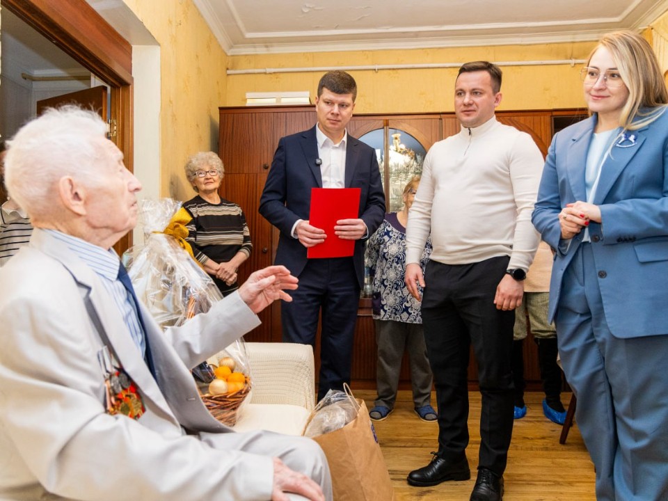 С наступающим, ветераны: в Электростали поздравили с Новым годом участников войны