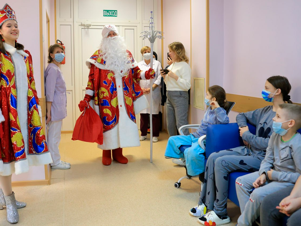 Дед Мороз пришел в Королевскую больницу к маленьким пациентам