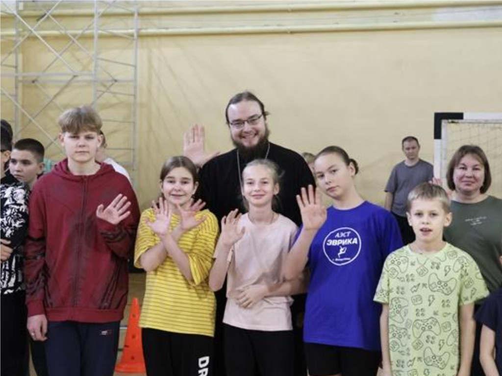 Духовное и физическое: воспитанники воскресных школ соревновались в «Химике»