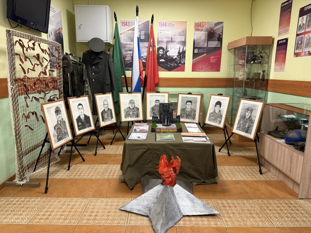 Художница из Котельников рисует углем портреты героев СВО для передвижной выставки