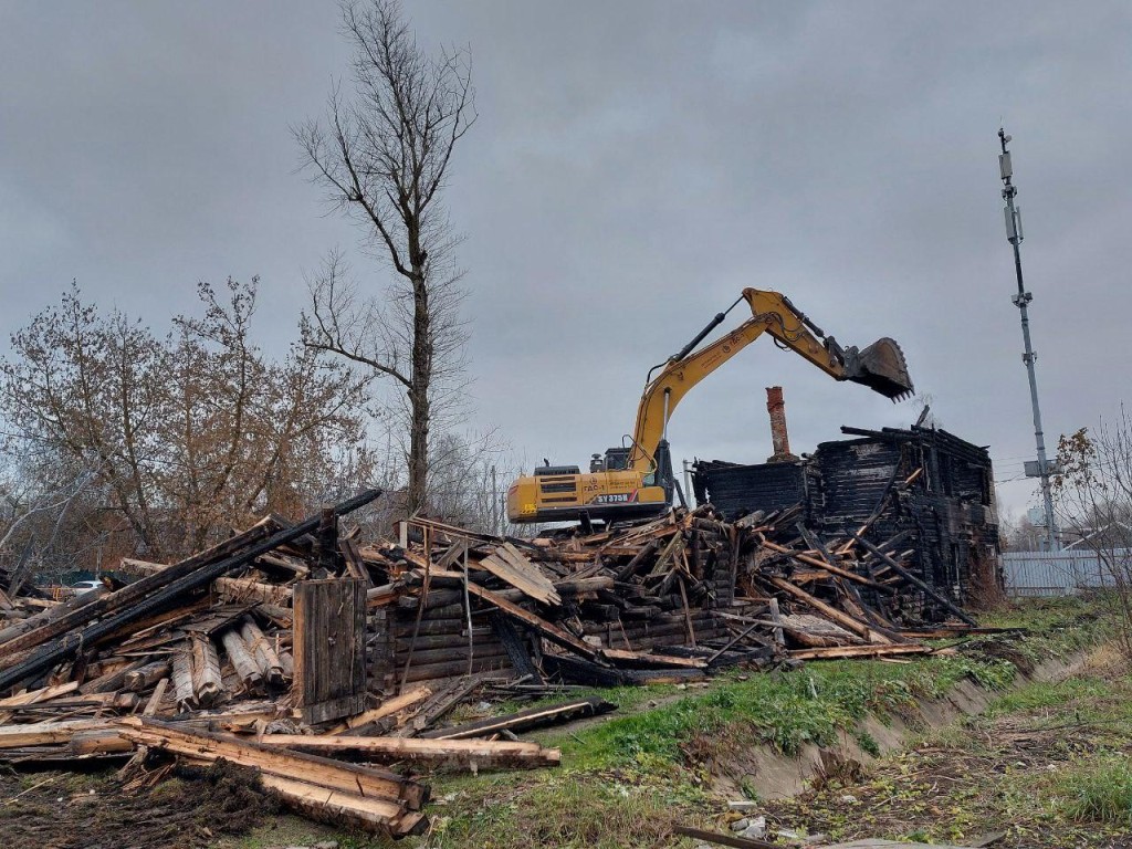 Дом‑призрак у вокзала: в Лобне на улице Железнодорожной начался снос двухэтажного 100‑летнего барака