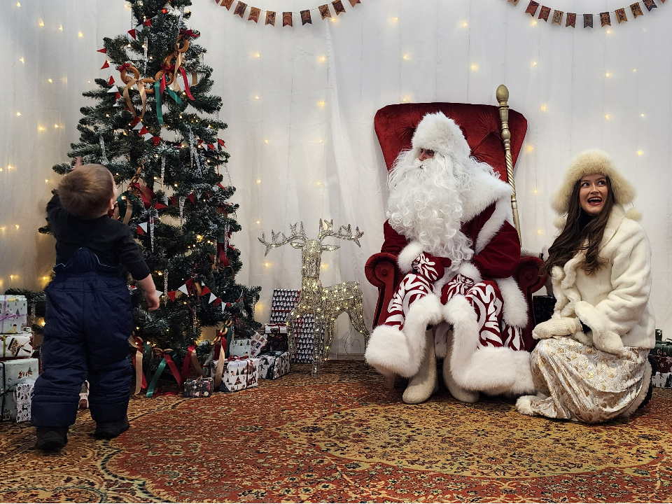 Время загадывать желания: в «Артишоке» открыли резиденцию Деда Мороза