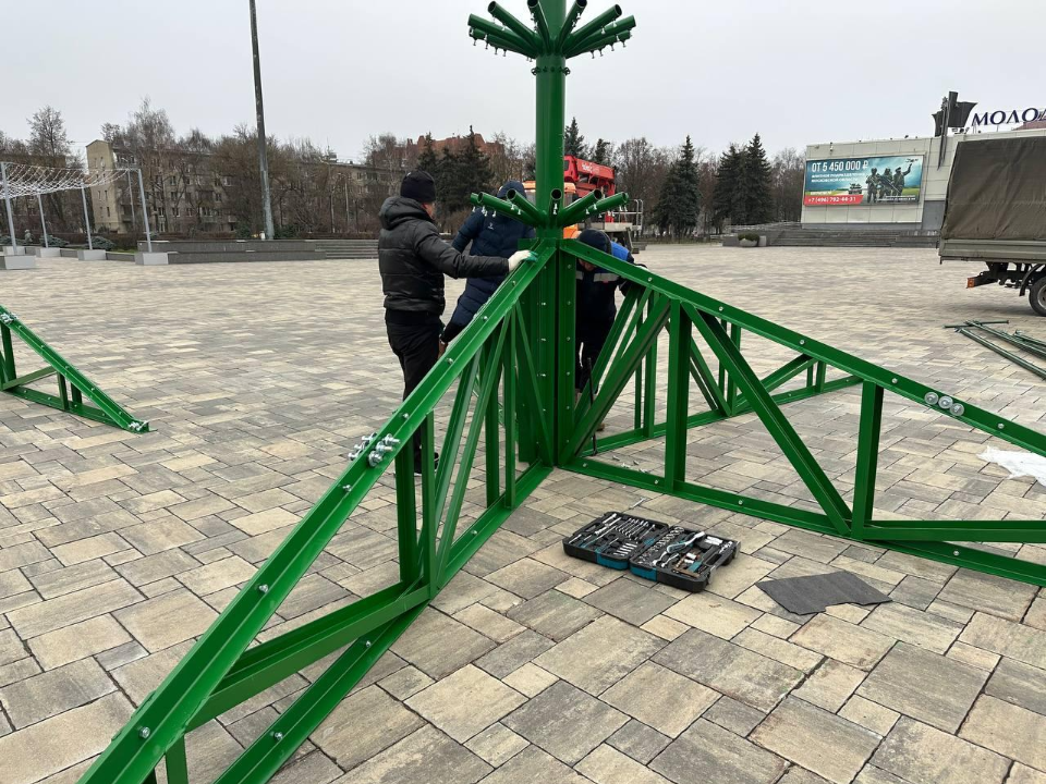 На площади у администрации устанавливают 22-метровую новогоднюю елку