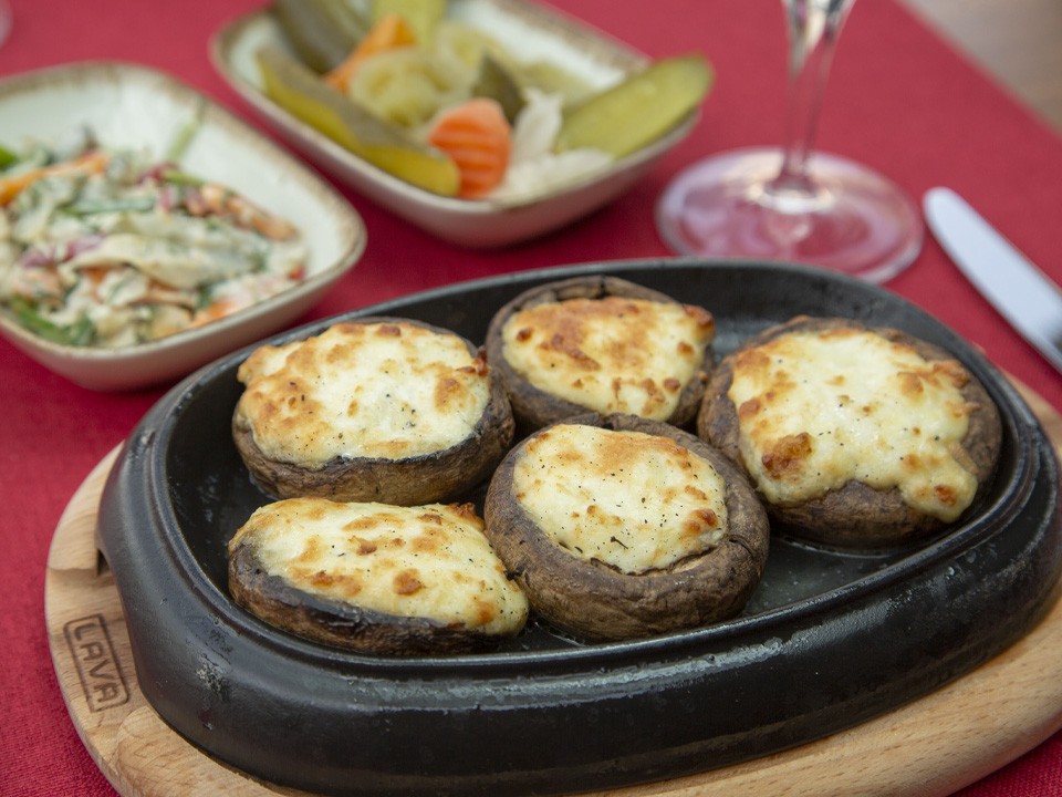 Фаршированные шампиньоны: волшебная закуска для новогоднего стола