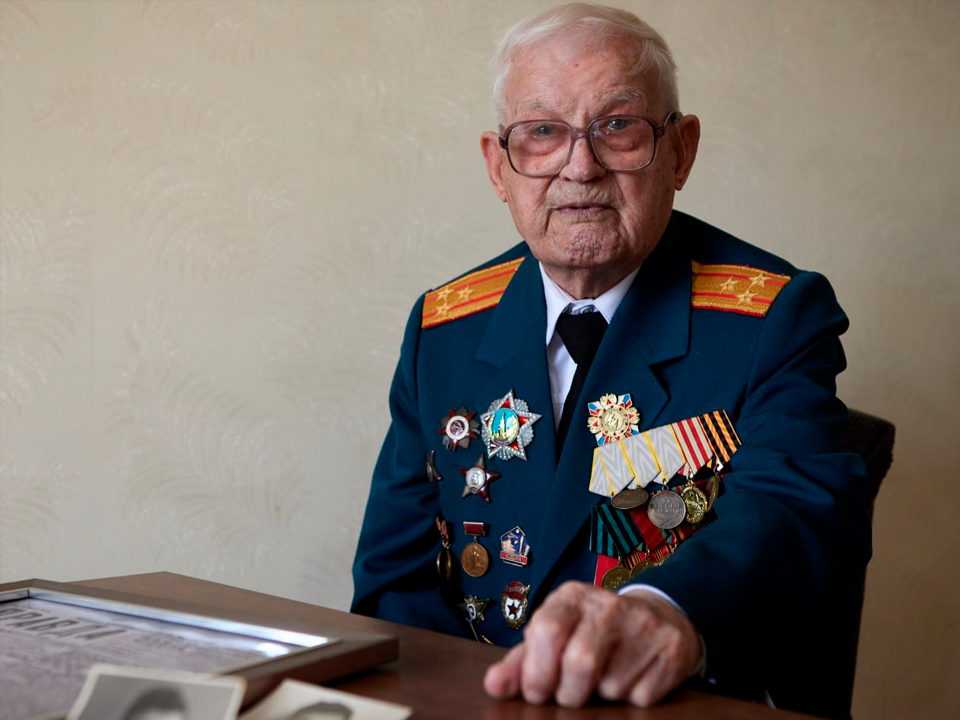 Почетный житель Королева, ветеран войны Николай Багаев принимает поздравления с 107-летием