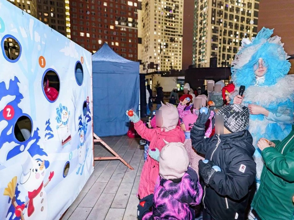 Горячий чай, Дед Мороз и соседи: как в жилых кварталах жители встречают Новый год