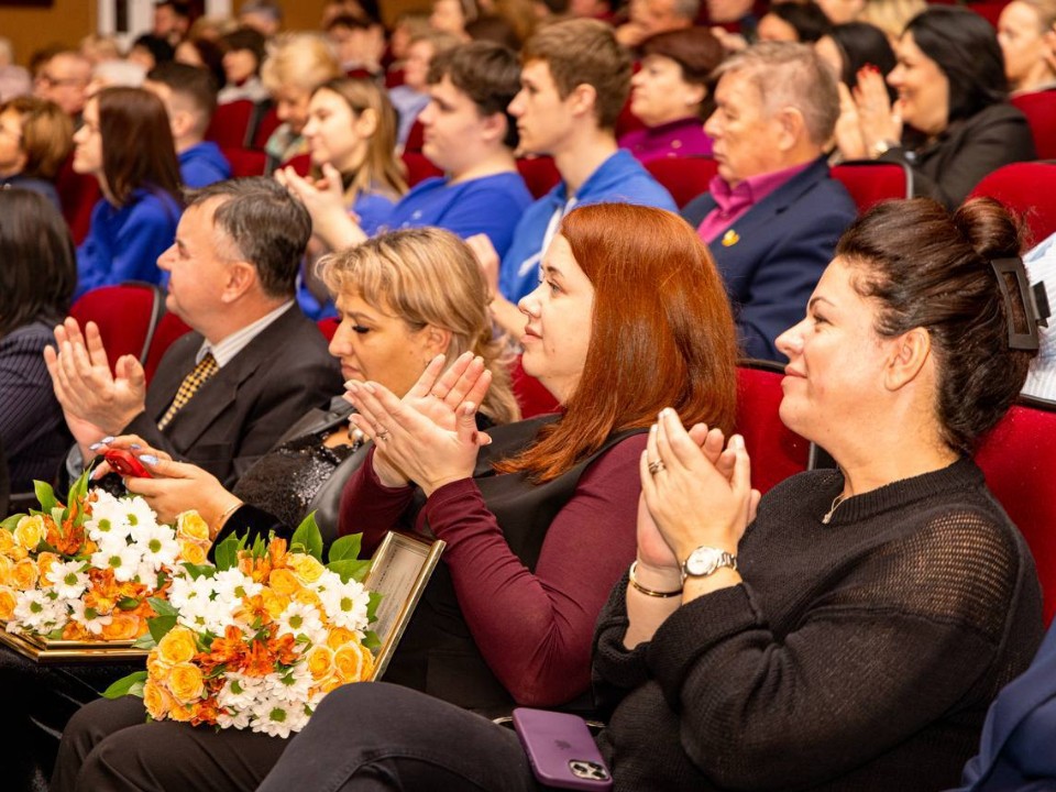 На общем городском совещании почтили память героев и вручили премии «Прорыв года»