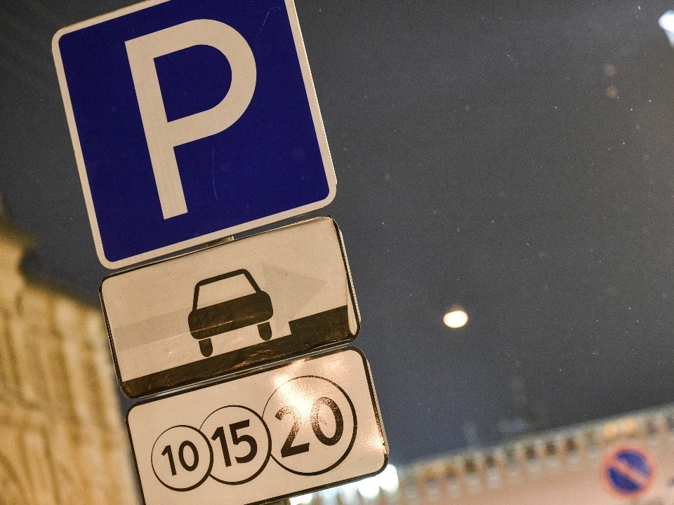 Новогодний подарок водителям из Подмосковья: в каких числах парковка будет бесплатной