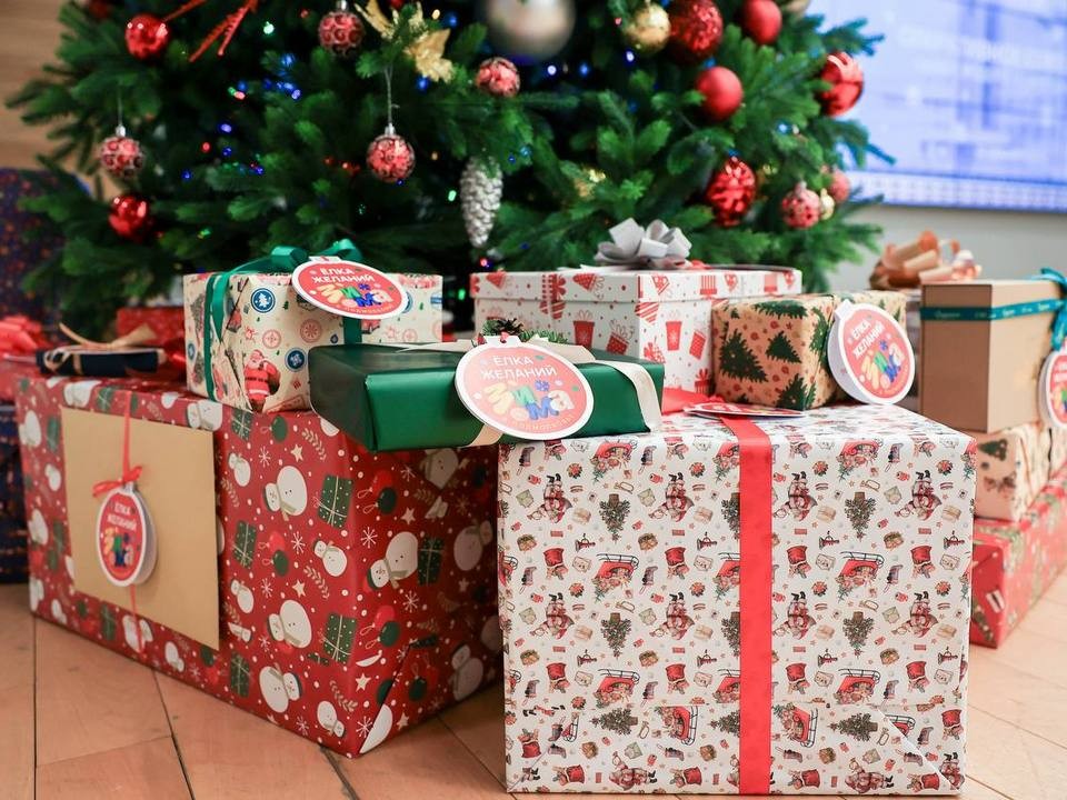 Подарки упаковали и передали Деду Морозу: в Мытищах власти исполнили желания детей бойцов СВО