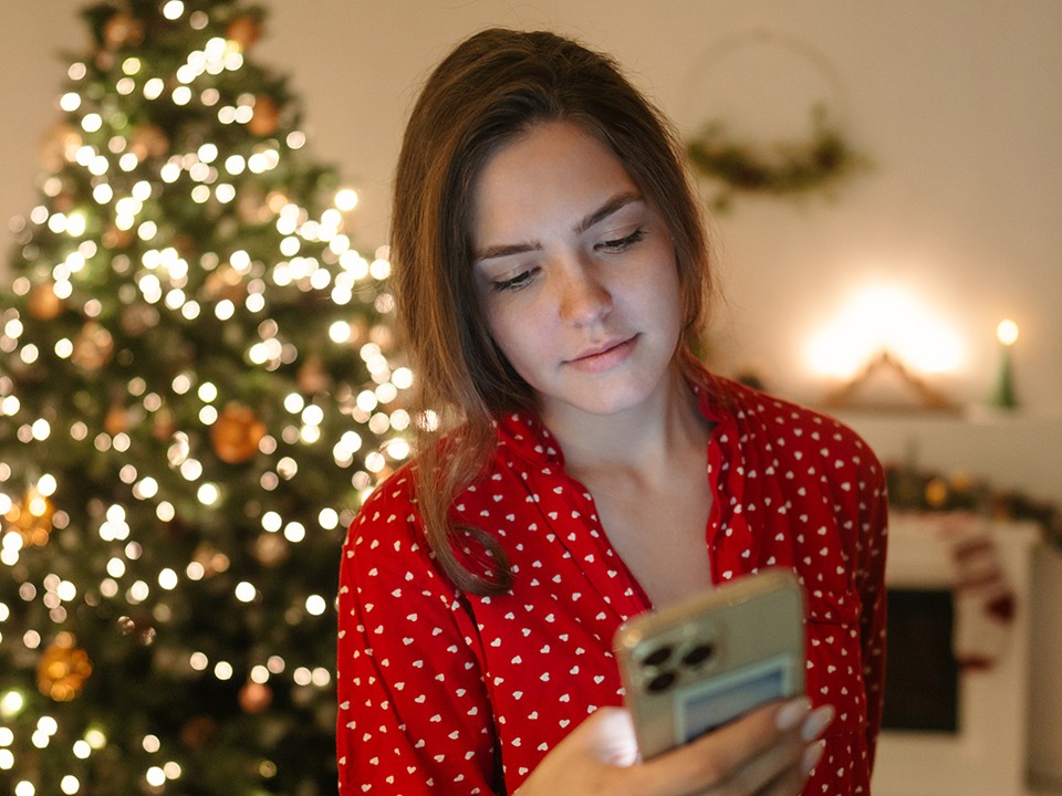 Новогодние открытки с подвохом: как мошенники крадут деньги и данные перед праздниками