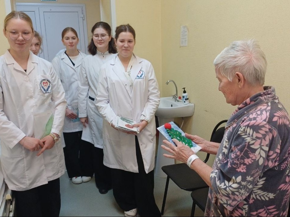 Будущие врачи навестили с подарками пациентов Коломенской больницы