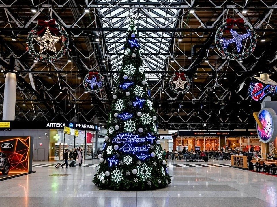 Зимняя сказка перед вылетом: Шереметьево встречает пассажиров по-новогоднему