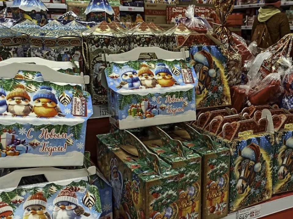 Жители округа собрали для СВОих новогодние посылки