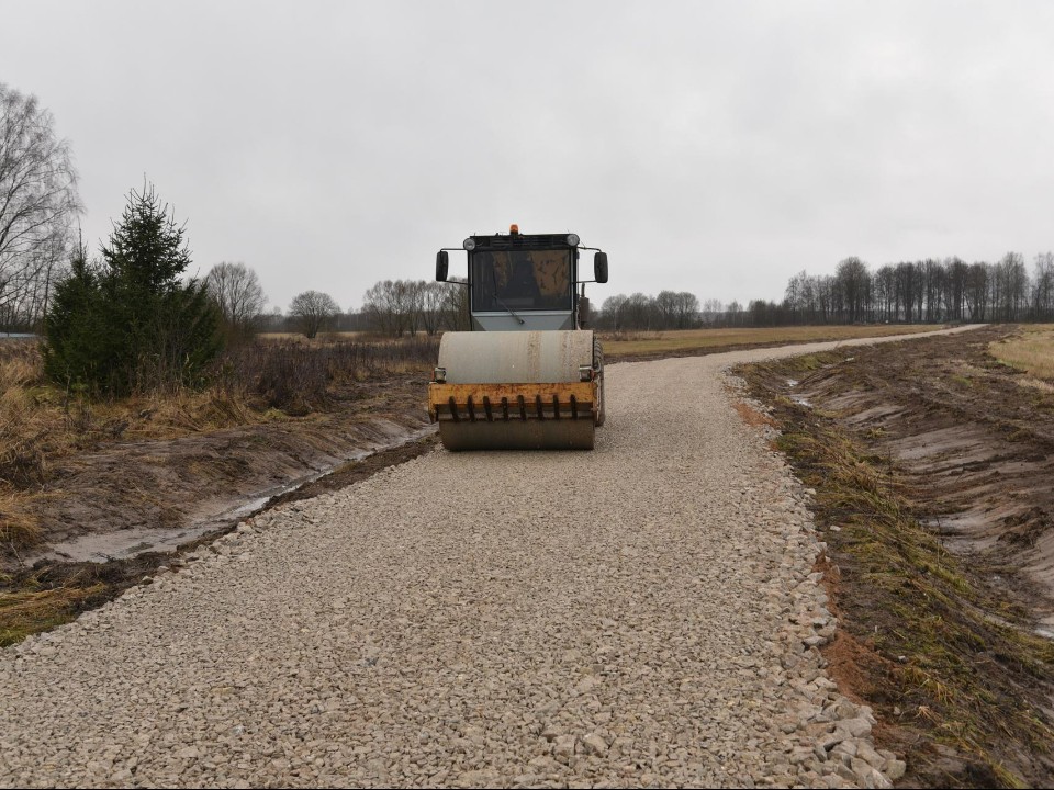 Забыть про грязь и бездорожье: жители Щеглятьева получили всесезонную дорогу к кладбищу