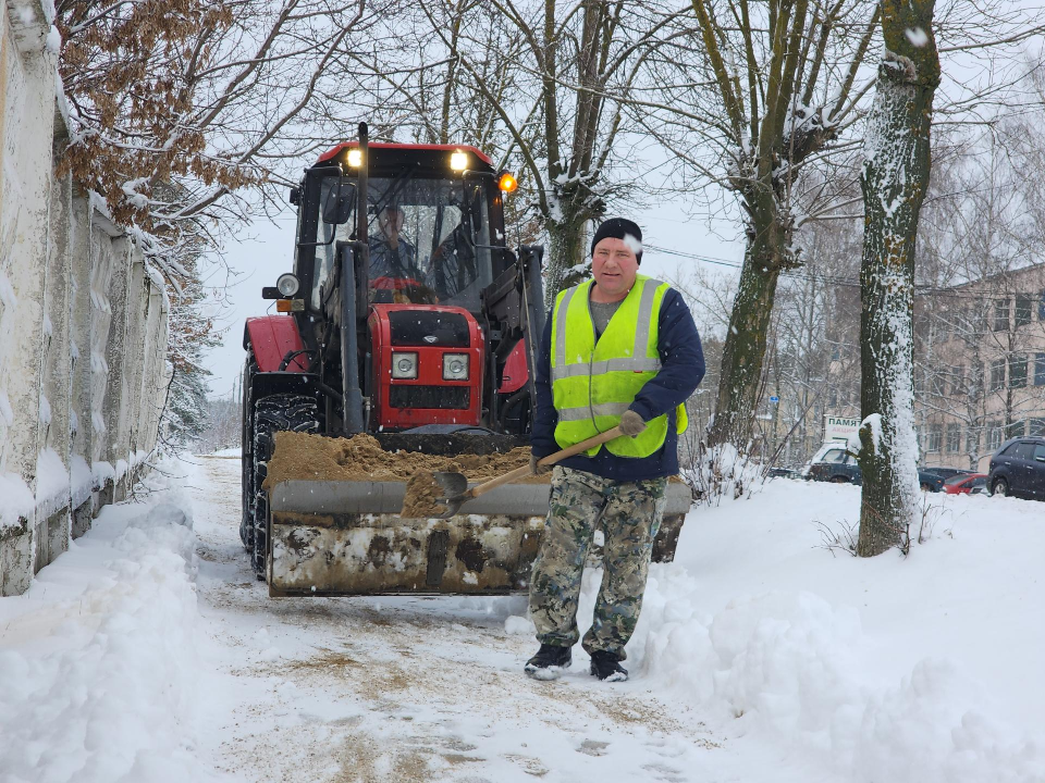 Мокрый снег усложнил уборку в Егорьевске: какие территории чистят в первую очередь и сколько техники задействовано