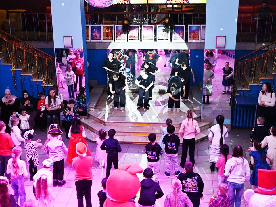 Дети в Серпухове смотрят спектакли, участвуют в анимации и получают подарки на благотворительных елках