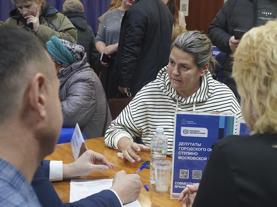 В селе Аксиньино решили проблему протечки трубы прямо на встрече с жителями